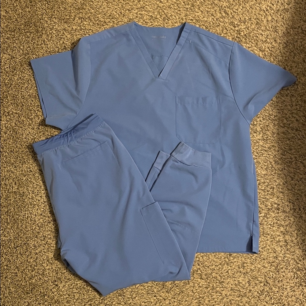 Men’s Mandala Scrub Set with 3 pocket top and 7 pocket joggers- size 2XL & XL